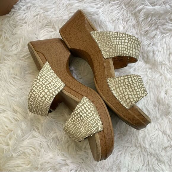 Dansko Sophie Sandals Textured Cream Leather Dual Strap Buckle Women sz 36/5.5-6 - Picture 3 of 9